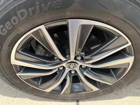 Used 2021 Toyota Venza LE AWD/4WD image 12