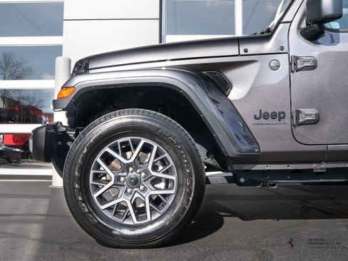 Used 2025 Jeep Wrangler Sahara image 3