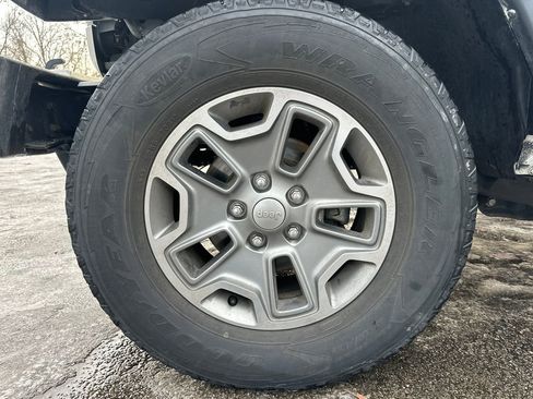 Used 2016 Jeep Wrangler Unlimited Rubicon w/ Connectivity Group image 21