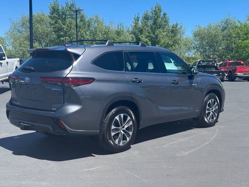 Used 2021 Toyota Highlander XLE AWD/4WD image 6