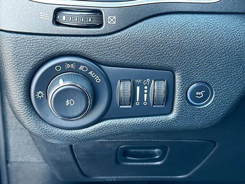 Used 2022 Jeep Cherokee Trailhawk w/ Technology Group B image 11