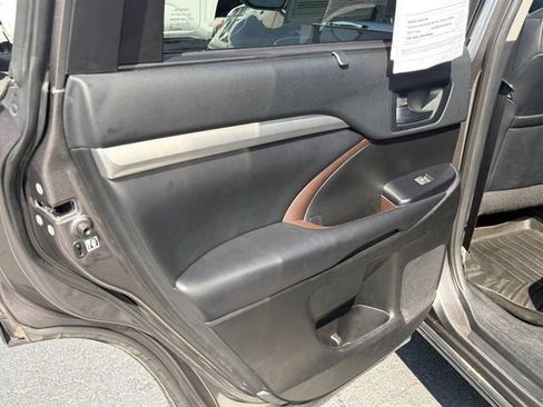 Used 2019 Toyota Highlander XLE AWD/4WD image 36