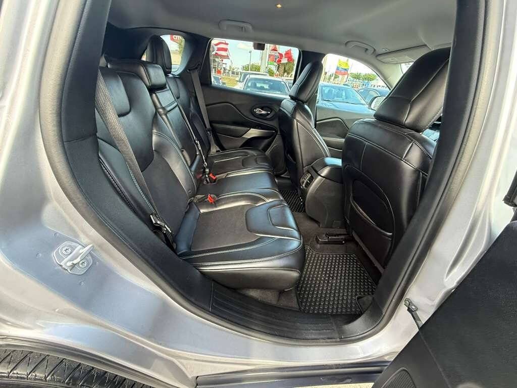 Used 2019 Jeep Cherokee Latitude Plus w/ Cold Weather Group AWD/4WD image 13