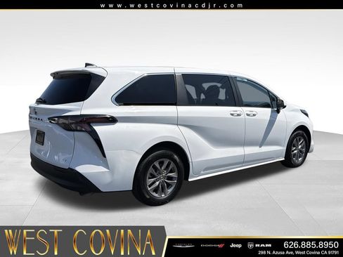 Used 2025 Toyota Sienna LE FWD image 11