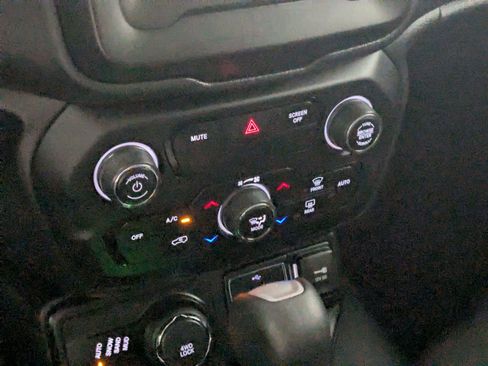Used 2019 Jeep Renegade Latitude AWD/4WD image 17