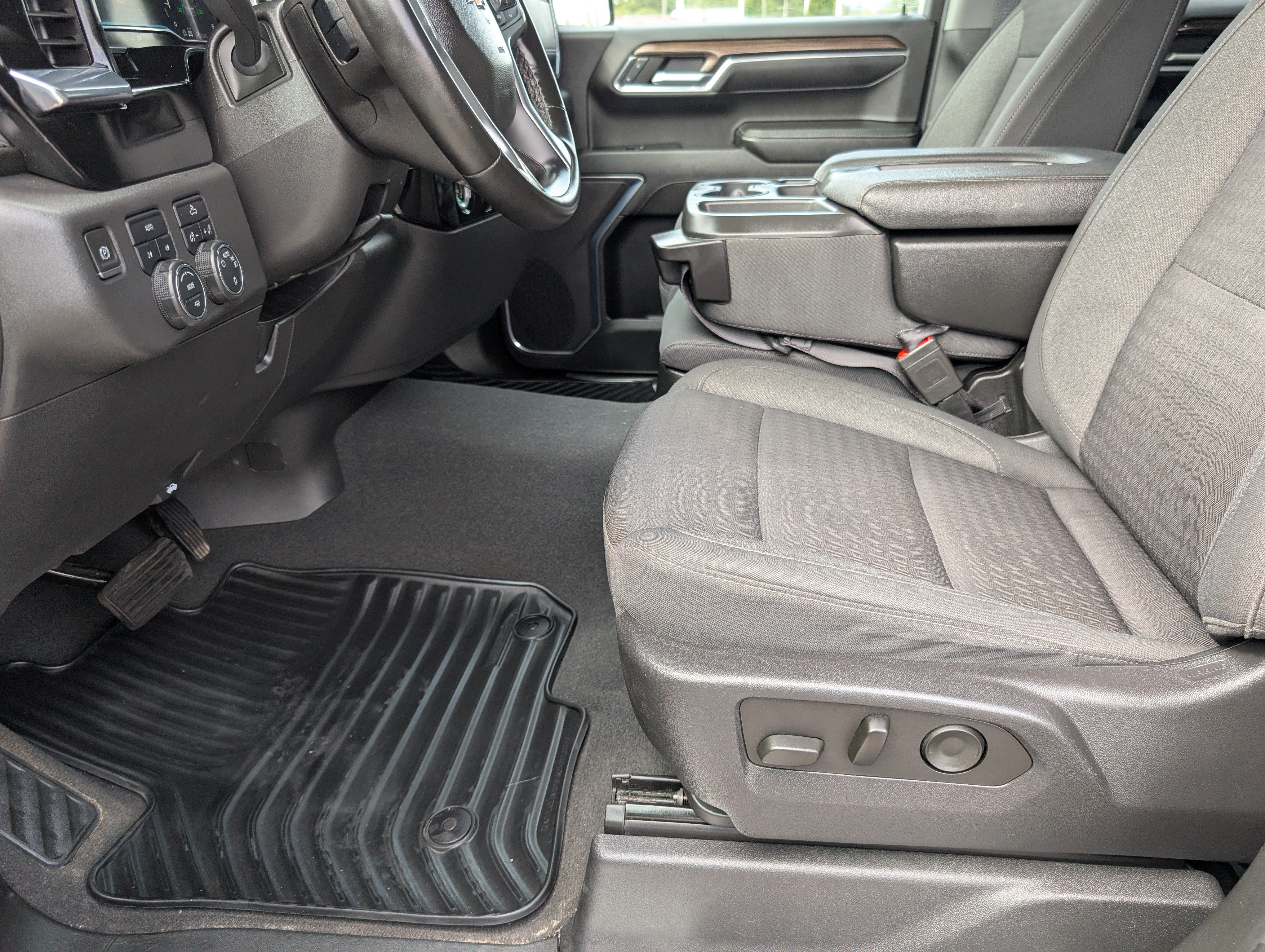 Used 2023 Chevrolet Silverado 1500 LT AWD/4WD image 14