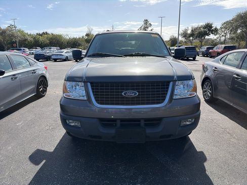 Used 2005 Ford Expedition XLT image 2