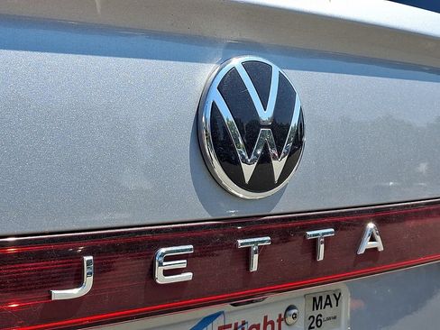 Used 2025 Volkswagen Jetta SE FWD image 3