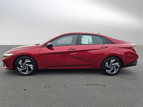 Used 2025 Hyundai Elantra Sport image 2