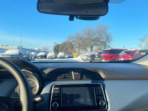 Used 2025 Nissan Versa SV image 17