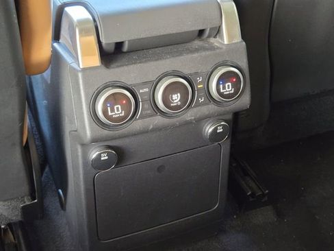 Used 2017 Land Rover Discovery HSE image 16