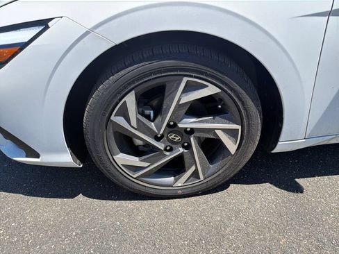 Certified 2025 Hyundai Elantra Limited FWD image 11
