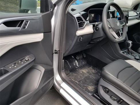 New 2025 Volkswagen Taos SEL image 6