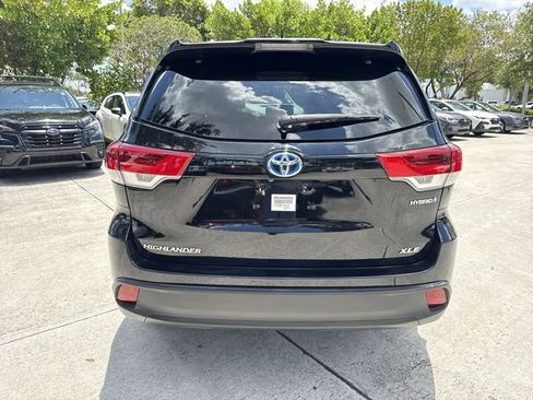 Used 2019 Toyota Highlander XLE AWD/4WD image 25