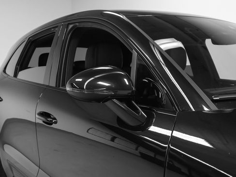 Certified 2022 Porsche Macan AWD/4WD image 14