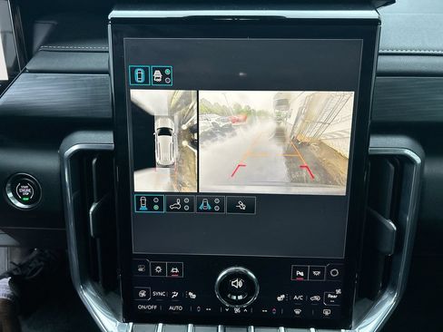 Used 2025 GMC Acadia Elevation w/ Elevation Premium Package AWD/4WD image 15