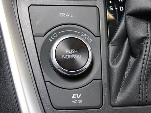 Used 2025 Toyota RAV4 XLE w/ Convenience Package AWD/4WD image 25