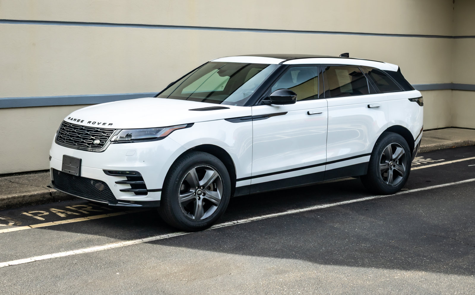 Used 2025 Land Rover Range Rover Velar Dynamic SE AWD/4WD image 3