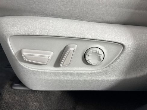 Certified 2023 Toyota Highlander XLE image 32