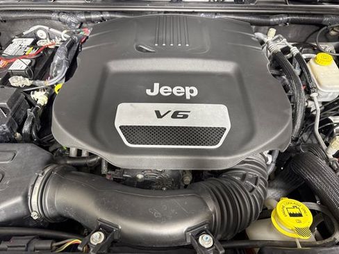 Used 2016 Jeep Wrangler Unlimited Sport w/ Connectivity Group AWD/4WD image 9