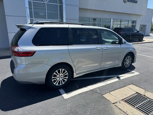 Used 2020 Toyota Sienna XLE FWD image 15