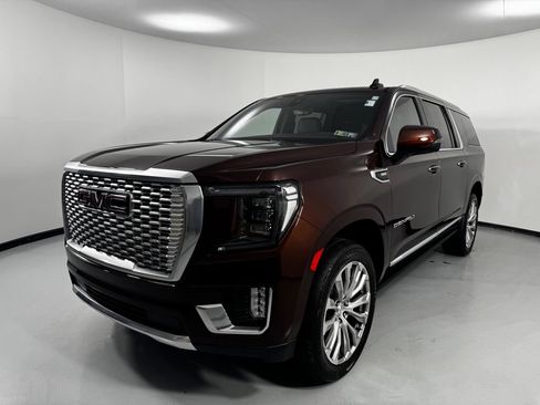 Used 2022 GMC Yukon XL Denali w/ Denali Premium Package AWD/4WD image 3