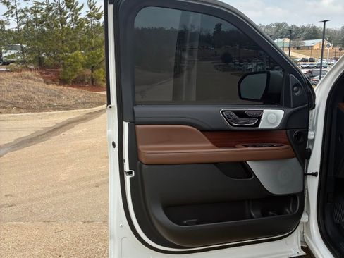 Used 2023 Lincoln Navigator L Reserve image 8