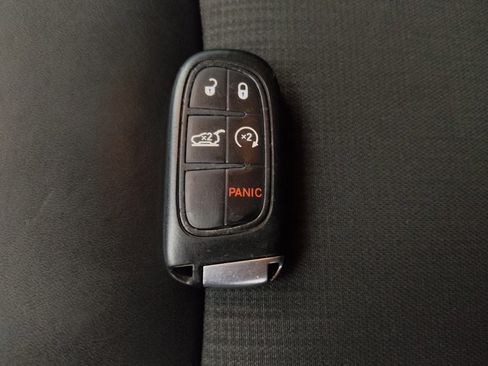 Used 2018 Jeep Cherokee Latitude Plus w/ Comfort/Convenience Group image 32