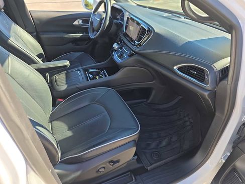 Used 2021 Chrysler Pacifica Limited w/ Uconnect Theater Family Group image 31