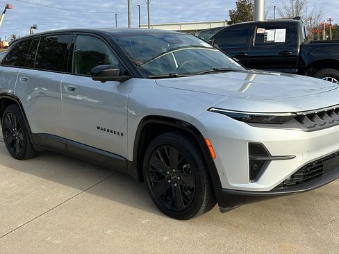 Used 2024 Jeep Wagoneer Launch Edition image 5