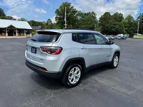 Used 2024 Jeep Compass Latitude AWD/4WD image 6