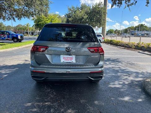 Used 2022 Volkswagen Tiguan SE w/ Panoramic Sunroof Package FWD image 9