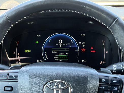 Used 2025 Toyota Camry SE w/ Convenience Package FWD image 19