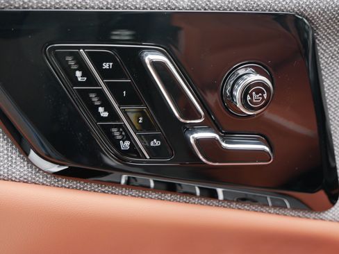 Used 2026 Cadillac Optiq Luxury 2 w/ LPO, Floor Liner Package AWD/4WD image 17