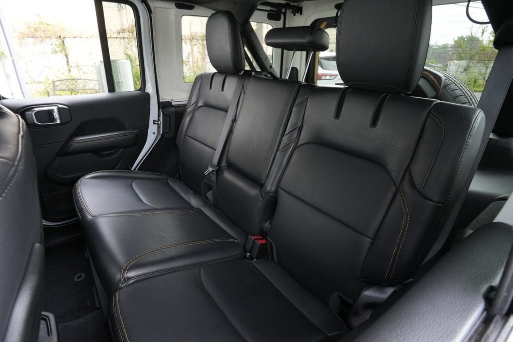 Used 2024 Jeep Wrangler Unlimited Sahara w/ Technology Group AWD/4WD image 24