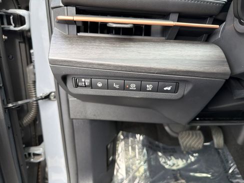 Used 2023 Nissan Ariya FWD image 15