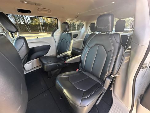 Used 2024 Chrysler Pacifica Touring-L image 21