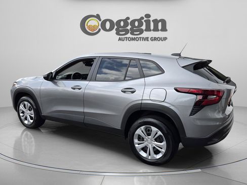 Used 2025 Chevrolet Trax LS w/ Driver Confidence Package FWD image 3