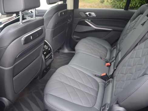 Used 2025 BMW X7 xDrive40i AWD/4WD image 4