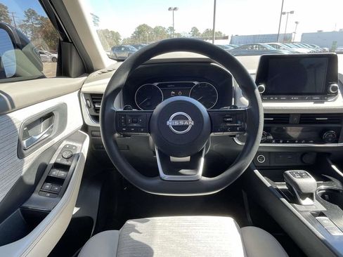 Used 2023 Nissan Rogue SV image 12