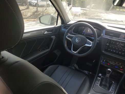 Used 2024 Volkswagen Tiguan SE image 23