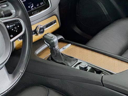 Used 2022 Volvo XC90 T5 Momentum image 33