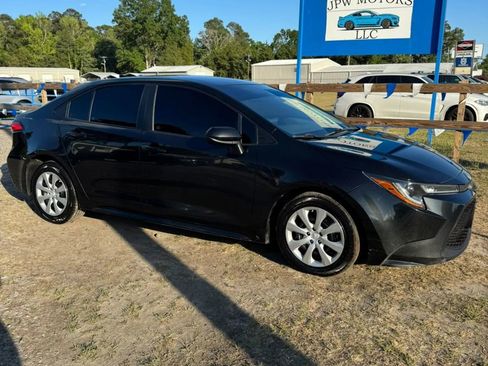 Used 2021 Toyota Corolla LE image 1