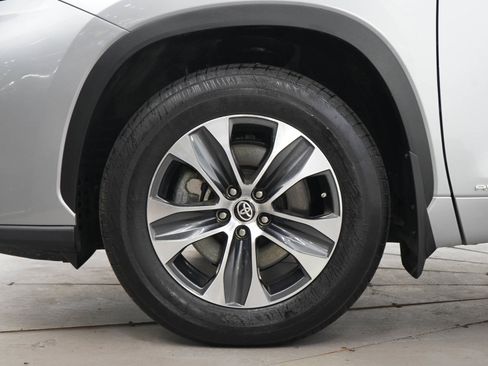 Used 2025 Toyota Highlander XLE AWD/4WD image 31