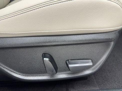 Used 2023 Genesis G70 2.0T RWD image 30