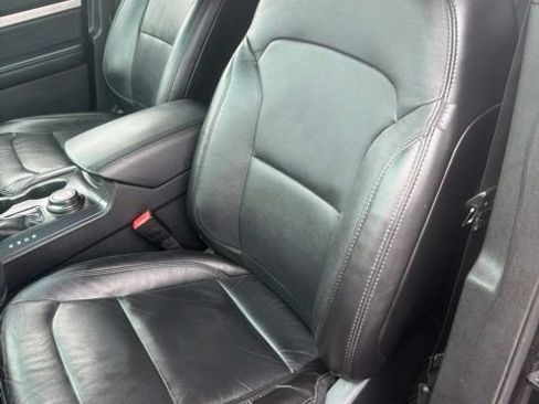 Used 2017 Ford Explorer XLT w/ Equipment Group 202A AWD/4WD image 13