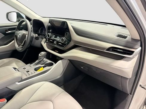 Certified 2024 Toyota Highlander XLE AWD/4WD image 23