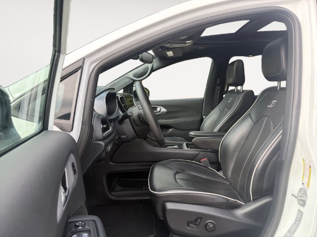 Used 2025 Chrysler Pacifica Limited FWD image 9