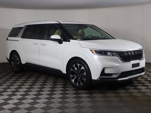Used 2023 Kia Carnival EX image 49