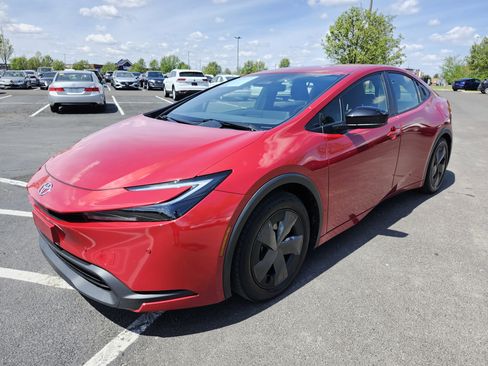 Used 2024 Toyota Prius LE FWD image 12